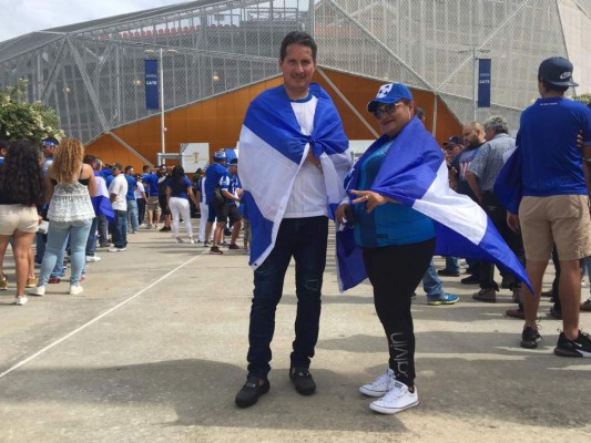 Esposa de Emilio Izaguirre deslumbra en juego de Honduras ante Curazao por la Copa Oro 2019