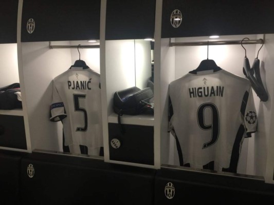 Las imágenes que no se vieron por TV: El saludo de Alves a Messi y Neymar