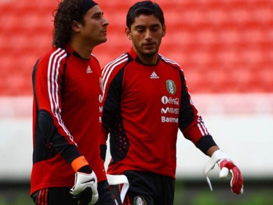 Corona y Ochoa pelean por la portería de México para el Mundial