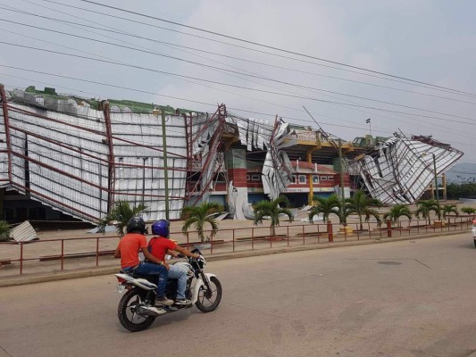 EN FOTOS: Tormenta deja destruido techo del estadio Juan Ramón Brevé