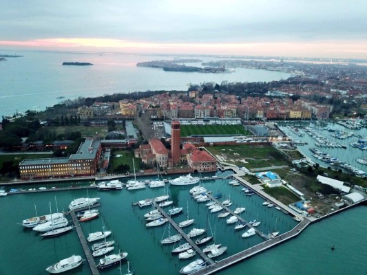 El maravilloso estadio de un club que regresa a la Serie A tras casi 20 años: solo se puede llegar en bote