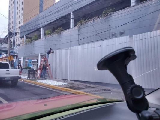 ¡Blindados! Negocios en Honduras se preparan y protegen ante una posible ola de saqueos tras las elecciones&nbsp;&nbsp;
