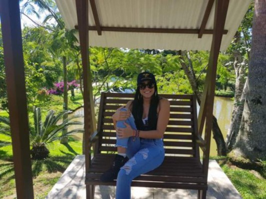 Ahora es modelo: El gran cambio de la azafata que sobrevivió en el vuelo del Chapecoense