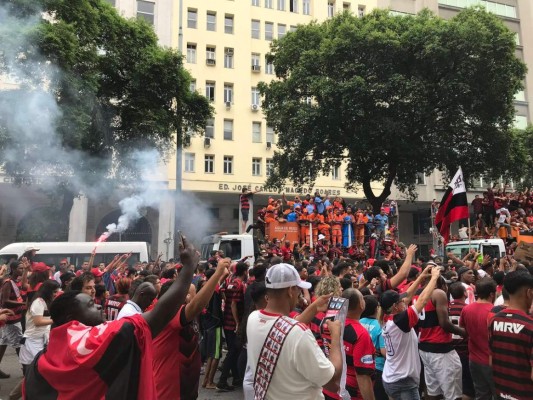 Eufórica celebración del Flamengo en Río de Janeiro tras ganar la Copa Libertadores