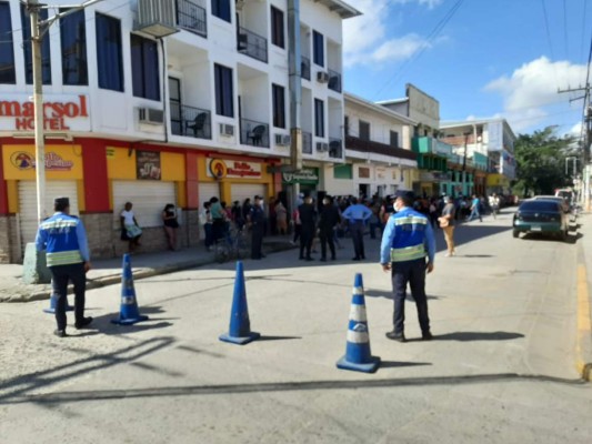 Hondureños abarrotan instituciones bancarias en medio del brote del covid-19