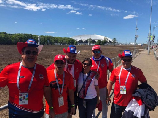 Los ticos llenan de color las afueras del Samara Arena para el juego ante Serbia