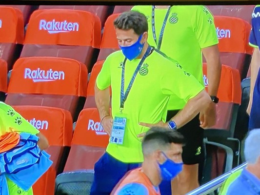 Fotos: Festejo del Barcelona por el descenso del Espanyol, la 'bici' de Piqué y el gesto de Messi