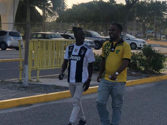 ¡Pollo asado y sopas! El ambiente en afueras del Independence Park previo al Jamaica-Honduras