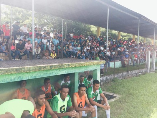 Estadios hondureños en pésimas condiciones en los que se juega fútbol profesional