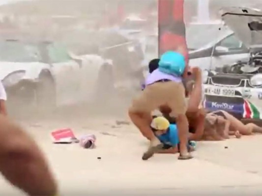 DE TERROR: Uno de los hombres más ricos del mundo arrolla a 26 personas en su auto de 1.2 millones de dólares