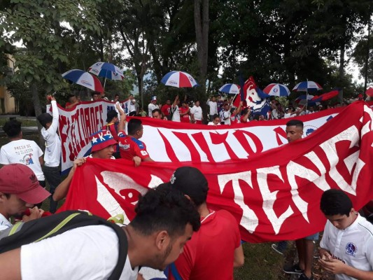 ENORME: La barra del Olimpia arropa al equipo previo a la final ante Santos