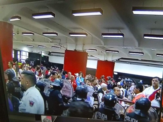 ¡Relajo tras relajo! Nuevos incidentes en las afueras del Estadio Monumental