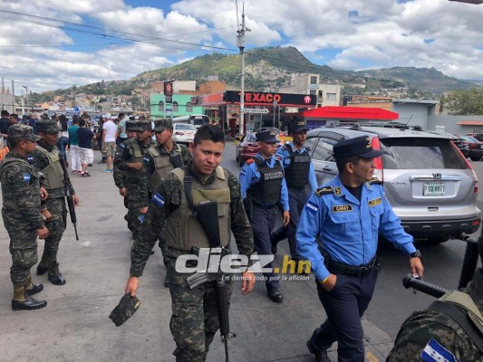 El abrazo a Diego y la elegancia de los árbitros: El ambientazo que se vive en el estadio Nacional