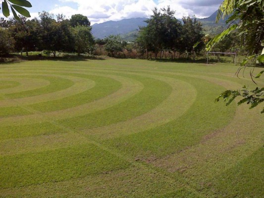 La preciosa cancha donde juegan fútbol burocrático en una aldea de Honduras