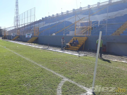 Botellas de vidrio, portones rotos y piedras, así amaneció el estadio Morazán