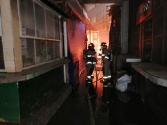 Primeras imágenes del brutal incendio en el mercado Guamilito de San Pedro Sula