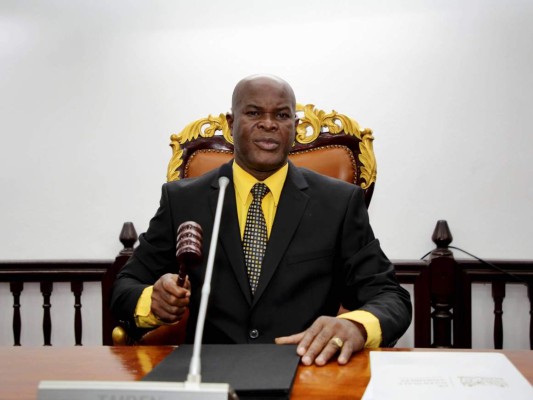 Ronnie Brunswijk, el ex guerrillero, narcotraficante y presidente del Inter MT que fue titular ante Olimpia