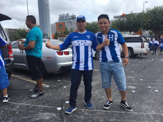Copa Oro: Hondureños y salvadoreños engalanan el BBVA Compass de Houston