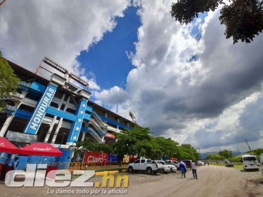 Padre e hijo, los primeros en llegar al Olímpico, seguridad total y la cancha luce espectacular