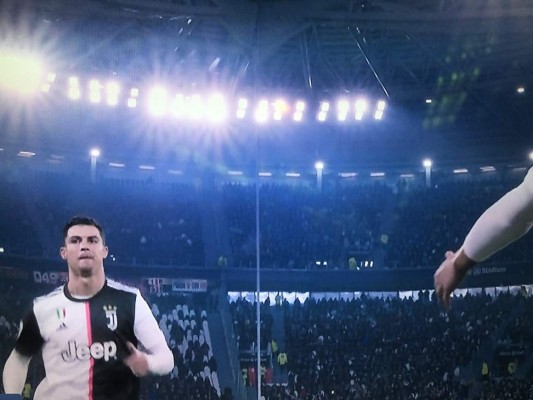 Directo al vestuario: Sarri sacó otra vez a Cristiano Ronaldo y se fue molesto de la cancha