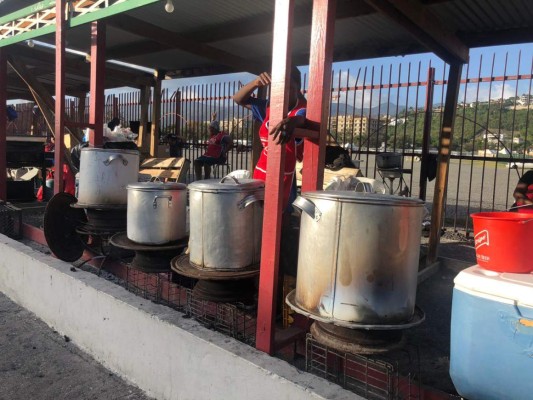 ¡Pollo asado y sopas! El ambiente en afueras del Independence Park previo al Jamaica-Honduras