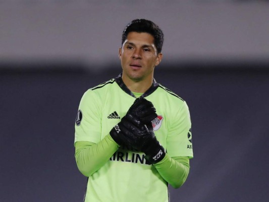 Las insólitas imágenes de Enzo Pérez jugando de portero con River Plate ¡y lesionado!