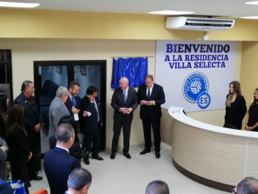 ¡Bonito y moderno! Gianni Infantino inaugura el hotel de las selecciones de El Salvador
