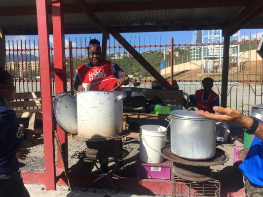 ¡Pollo asado y sopas! El ambiente en afueras del Independence Park previo al Jamaica-Honduras