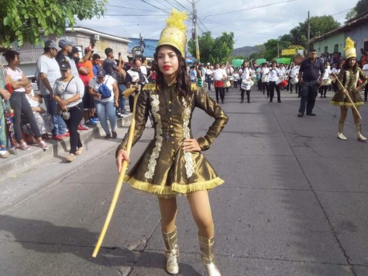 Flashazos: Derroche de belleza y caos en desfiles del 15 de septiembre en Honduras