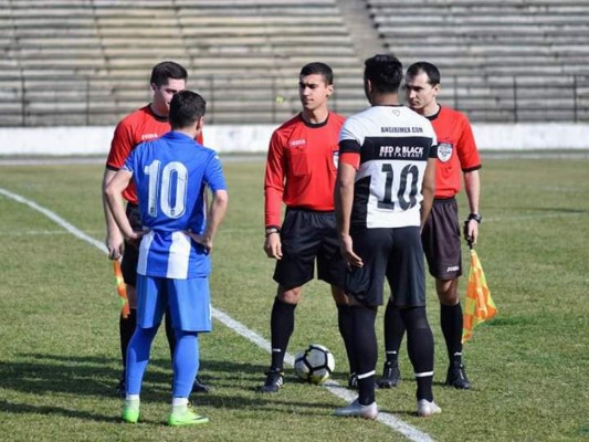 Equipo de Rumania usa el antiguo escudo de la selección de Honduras