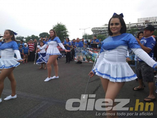 Catrachos y salvadoreños arman fiestón previo al Honduras-El Salvador