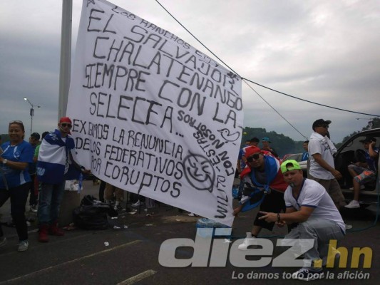 Catrachos y salvadoreños arman fiestón previo al Honduras-El Salvador