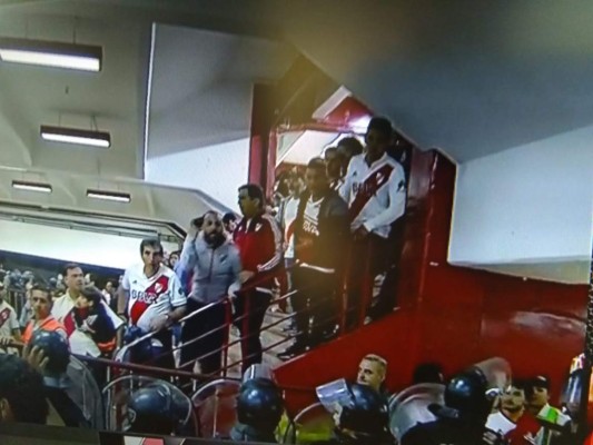 ¡Relajo tras relajo! Nuevos incidentes en las afueras del Estadio Monumental