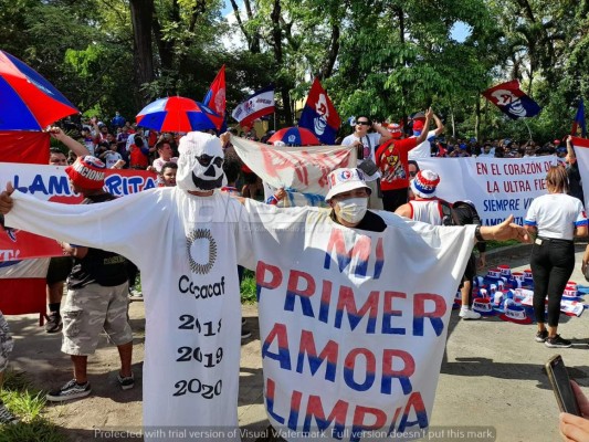 ¡Espectacular! Afición del Olimpia se desborda con banderazo al club y se acuerdan de Motagua