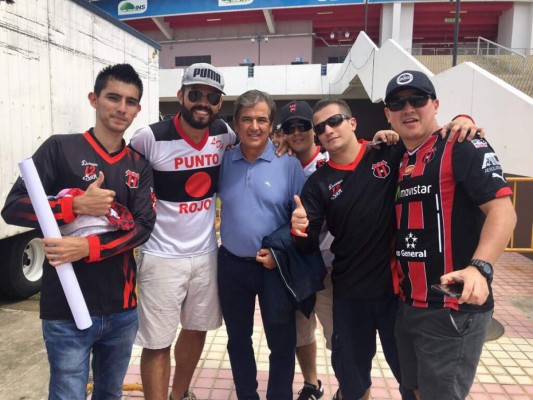 Así fue el homenaje del Alajuelense al técnico Jorge Luis Pinto