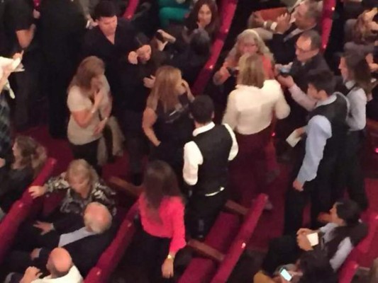 FOTOS: Messi paralizó una obra teatro en pleno desarrollo con su presencia
