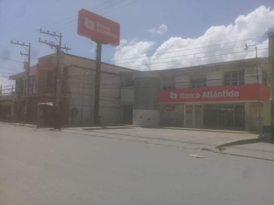 Hondureños abarrotan instituciones bancarias en medio del brote del covid-19