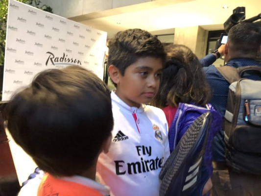 ¡Autógrafos, selfies y lágrimas! Keylor Navas desata locura a su llegada a Guatemala