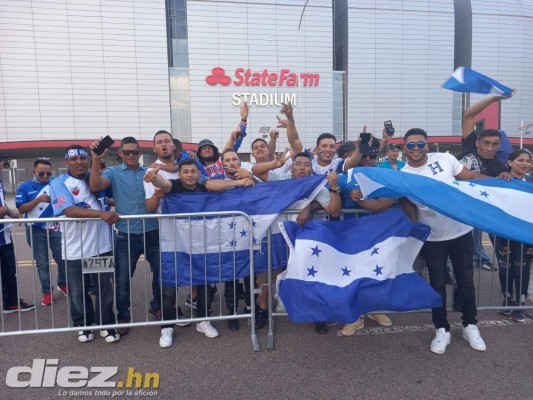 La hondureña que lloró con el himno: El espectacular ambiente en el State Farm Stadium de Arizona