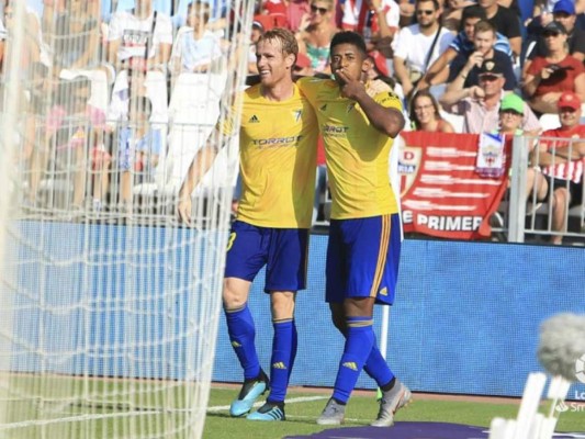Choco Lozano juega los 90 y para su racha goleadora en victoria del Cádiz