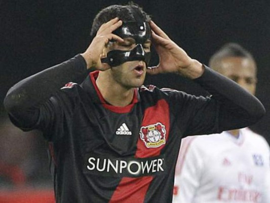 Futbolistas que han usado máscaras protectoras como lo hará Escober