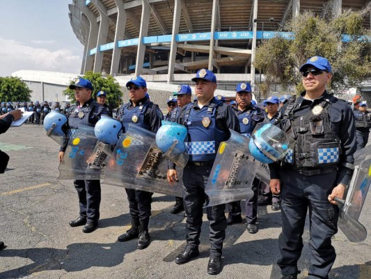 FOTOS: La cancha del estadio Azteca está convertida en un 'chiquero'