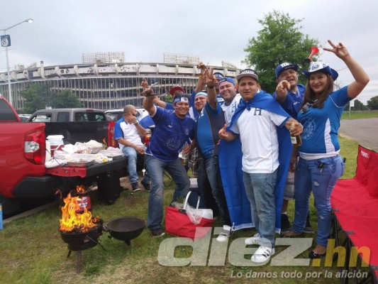 Catrachos y salvadoreños arman fiestón previo al Honduras-El Salvador