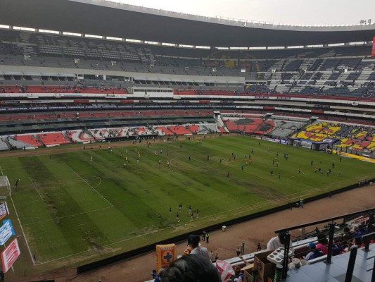 FOTOS: La cancha del estadio Azteca está convertida en un 'chiquero'