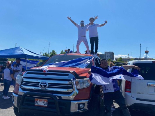 ¡Ambientazo en Denver! Catrachos invaden afueras del Empower Field previo al Honduras-EUA