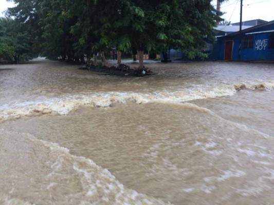 ¡Puentes derrumbados, desbordes y deslizamientos! Huracán Eta sigue causando daños en Honduras