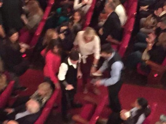 FOTOS: Messi paralizó una obra teatro en pleno desarrollo con su presencia