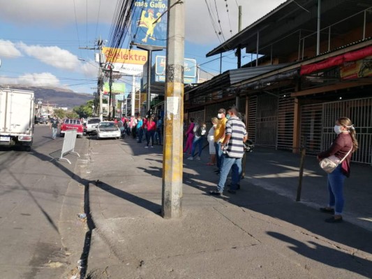 Hondureños abarrotan instituciones bancarias en medio del brote del covid-19