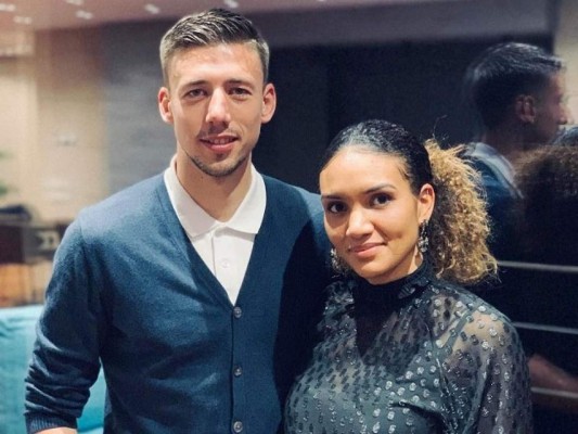 ¿Quién es la más bonita? Las novias y esposas de los jugadores del Barcelona-Atlético que calientan el partido