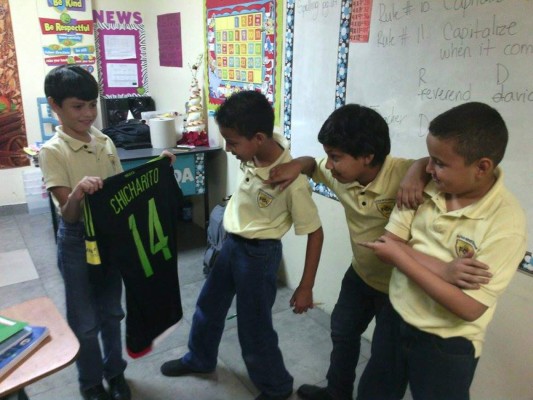 Niño hondureño exhibió regalo de Chicharito con sus compañeritos